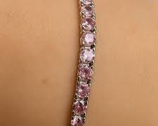 أساور التنس (Tennis Bracelets): السر وراء تسميتها وكيفية تنسيقها.