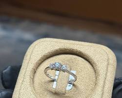 خاتم السوليتير (Solitaire): لماذا لا يزال ملك خواتم الخطوبة؟