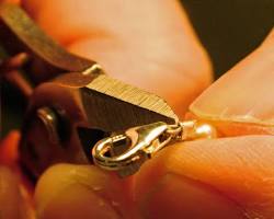 متى يجب استبدال المشابك والأقفال في مجوهراتك القديمة؟