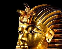 تاريخ السلاسل الذهبية: من رموز القوة الفرعونية إلى أناقة الهيب هوب الحديثة.