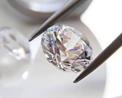 الألماس المعملي (Lab-Grown Diamonds): حقيقة القيمة الاقتصادية والميزة البيئية.