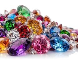 سيكولوجية الألوان في الأحجار الكريمة: كيف يؤثر لون مجوهراتك على حالتك المزاجية؟