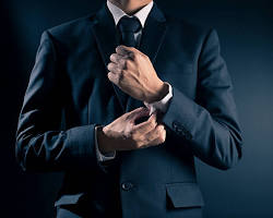 مجوهرات الرجال في العمل: كيف تختار "الكبك" والساعة لتعزيز هيبتك المهنية؟