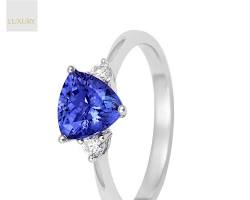 الأحجار الكريمة النادرة: دليلك للتعرف على "التنزانيت" وسحر لونه البنفسجي.