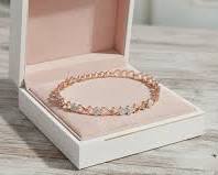 سحر "الذهب الوردي" (Rose Gold): لماذا يظل اللون المفضل لإطلالات 2026 الرومانسية؟