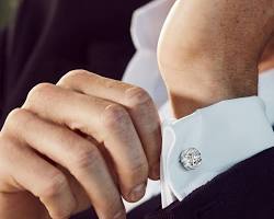 دليل "الكبك" الماسي: كيف تعبر أكمام قميصك عن نجاحك المالي في الاجتماعات؟