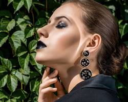 "الذهب الأسود المتحول": سر الجيل الجديد من الذهب الذي يتغير لونه حسب درجة حرارة جسمكِ.