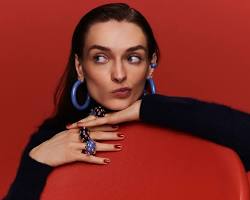 "مجوهرات الطاقة الشمسية": قطع فنية تشحن أجهزتكِ الإلكترونية من بريق الشمس والأضواء.