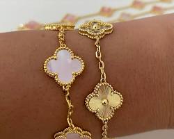 "أساور الملاحة الخفية": كيف يرشدكِ سواركِ الذهبي إلى وجهتكِ عبر اهتزازات رقيقة تغنيكِ عن الهاتف؟