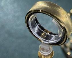 "خواتم الهوية المشفرة": لماذا أصبح خاتمكِ هو البديل الرسمي لجواز السفر والبطاقات الشخصية في مطارات 2026؟