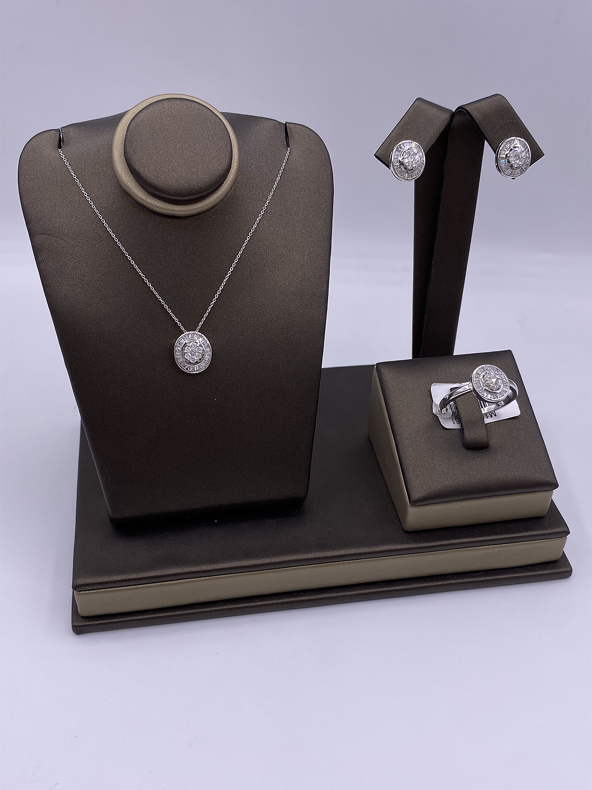 نص طقم ذهب والماس