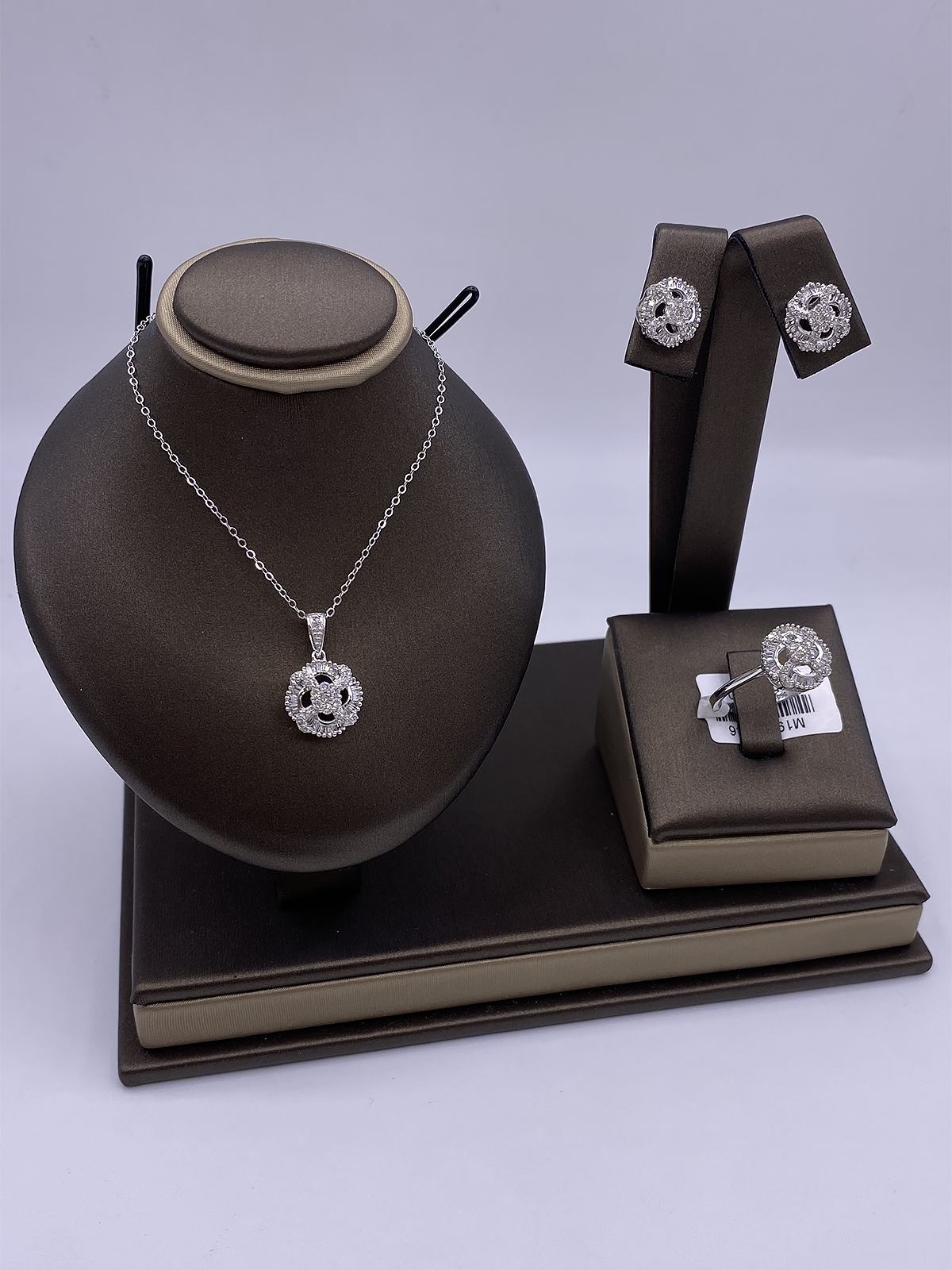 نص طقم ذهب والماس