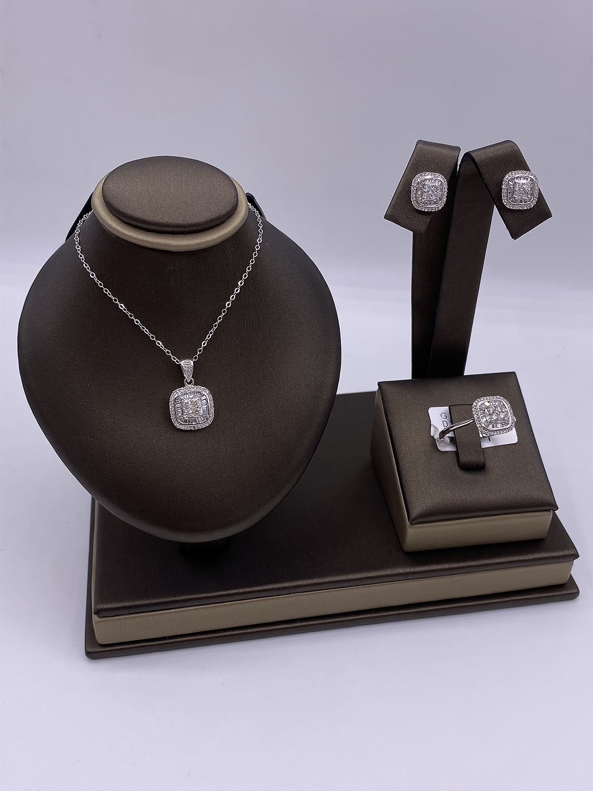 نص طقم ذهب والماس